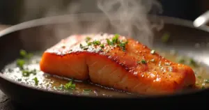 Salmão na frigideira com pele crocante em 25 minutos